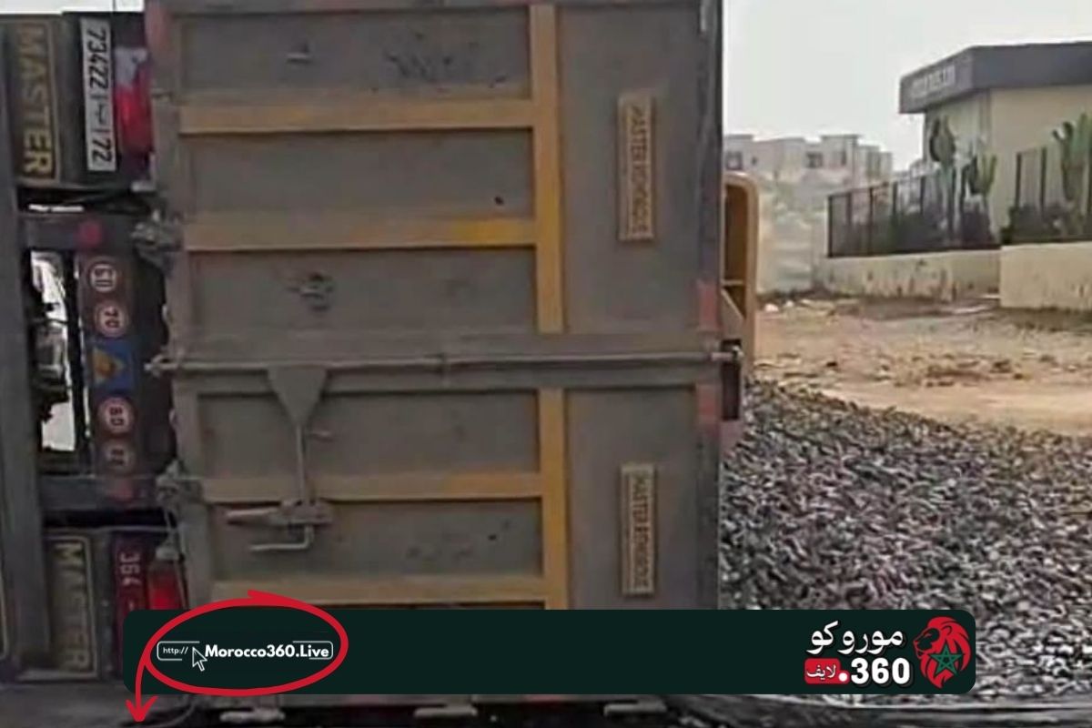 الدار البيضاء: انقلاب شاحنة محملة بالحصى بمدار الولفة يربك حركة السير